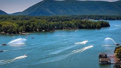 boats on smith mountain lake