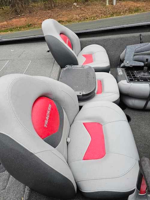 Seats in 2015 Bass Tracker 175 TXW