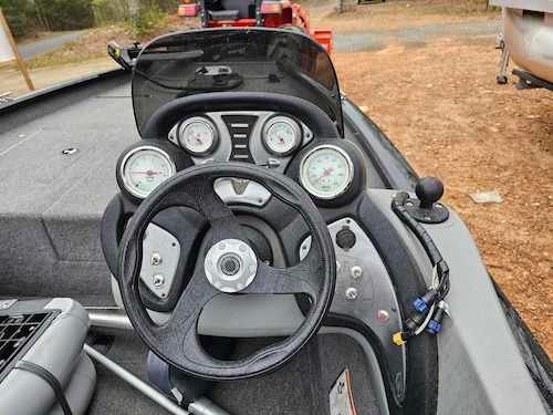 Steering of the 2015 Bass Tracker 175 TXW